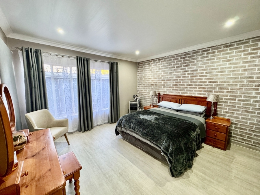 5 Bedroom Property for Sale in Mooivallei Park North West